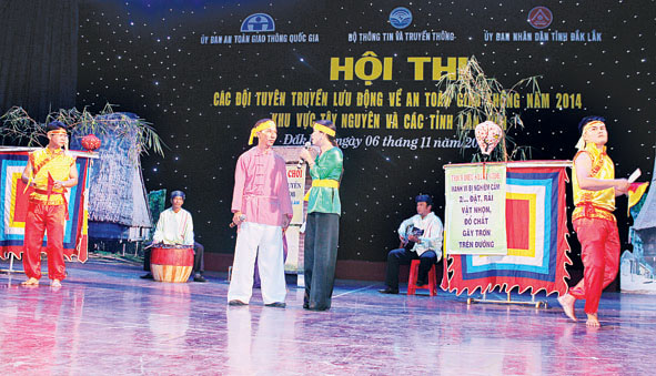 Đội Quảng Nam làm quen sân khấu trước ngày diễn ra hội thi.