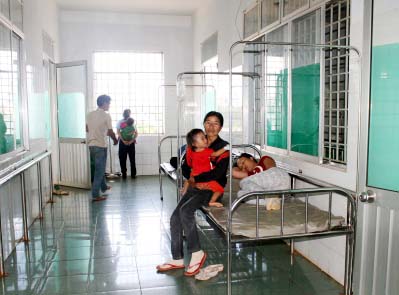 ... nhưng bệnh nhi vẫn phải nằm ghép, thậm chí nằm điều trị bên ngoài hành lang bệnh viện.