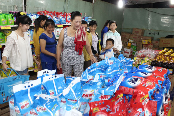 Gian hàng  của Co.opMart Buôn Ma Thuột trong phiên chợ đưa  hàng Việt  về  miền núi tại huyện Buôn Đôn.