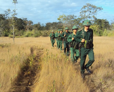 Chiến sĩ Đồn biên phòng Ia R'vê tuần tra, bảo vệ biên giới.
