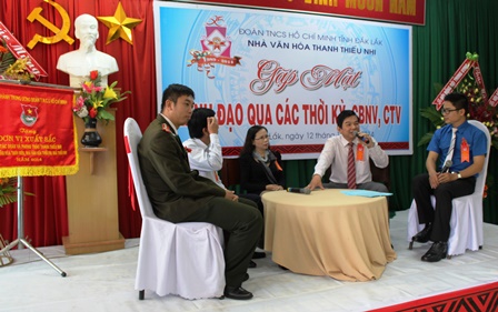 Các đại biểu giao lưu, chia sẻ những kỷ niệm trên chặng đường 25 năm xây dựng và phát triển của Nhà Văn hóa Thanh thiếu nhi  