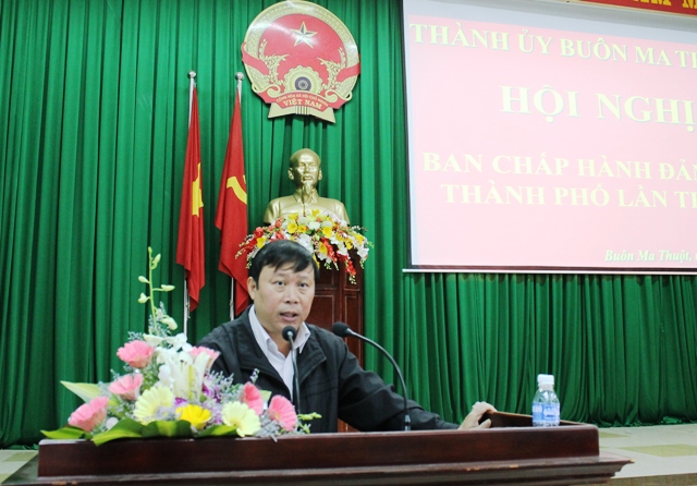 Bí thư Thành ủy Nguyễn Viết Tượng phát biểu tại hội nghị.