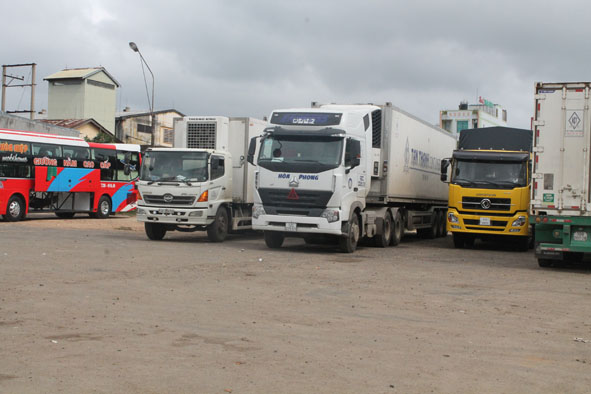 Xe tải chờ bốc hàng tại Bến xe TP. Buôn Ma Thuột.