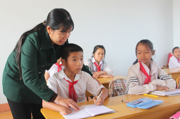 Công tác giáo dục học sinh khuyết tật sẽ không còn những khoảng lặng nếu nhận được sự quan tâm của xã hội.  (Trong ảnh: Cô giáo Trường Tiểu học Bùi Thị Xuân (TP. Buôn Ma Thuột) hướng dẫn học sinh khuyết tật học tập).