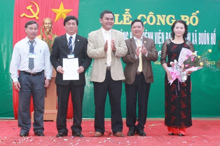 Ban Giám đốc Bệnh viện Đa khoa thị xã Buôn Hồ nhận quyết định nâng hạng lên bệnh viện hạng II