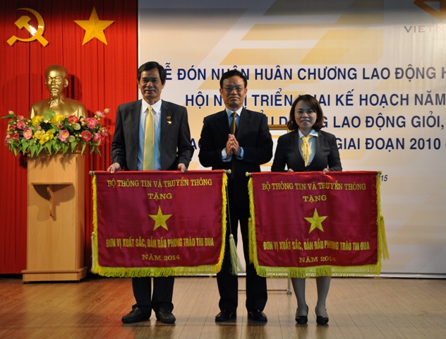 Trao cờ thi đua của Bộ Thông tin Truyền thông