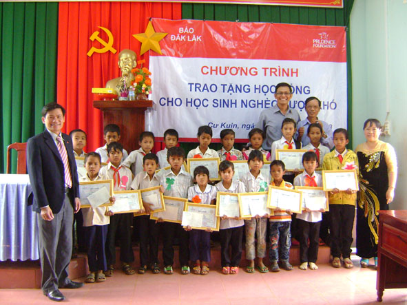 Đại diện Báo Dak Lak và Công ty BHNT Prudential Chi nhánh Dak Lak trao học bổng tặng học sinh hiếu học Trường Tiểu học N’Trang Lơng (huyện Cư Kuin).
