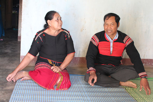 Nghệ nhân H'Riu Hmok trao đổi với buôn phó về cách bảo tồn văn hóa cồng chiêng tại địa phương.