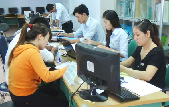 Người lao động đăng ký tìm việc làm tại Trung tâm Dịch vụ việc làm tỉnh.