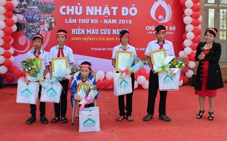 Đại diện Báo Tiền phong trao học bổng 