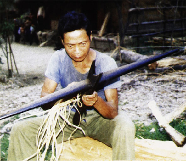 Nỏ -  loại vũ khí tự tạo của đồng bào dân tộc Chứt  đã phát huy tác dụng  quan trọng trong chiến tranh  giải phóng dân tộc, thống nhất đất nước. Ảnh: T.L