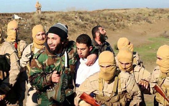 Viên phi công người Jordan Muath al-Kaseasbeh (áo trắng) vị IS bắt giữ. (Nguồn: mirror.co.uk)