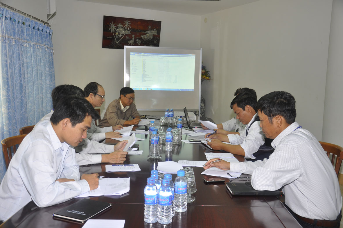 Hội đồng “Sáng kiến cải tiến kỹ thuật hợp lý hóa sản xuất” Công ty Điện lực Dak Lak họp, bình xét các sáng kiến.