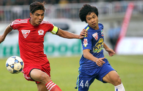 Than Quảng Ninh (áo đỏ) được dự đoán sẽ gặp khó khăn trong cuộc đối đầu với Thanh Hóa