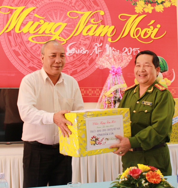 Trao quà cho Cảnh sát phòng cháy chữa cháy tỉnh