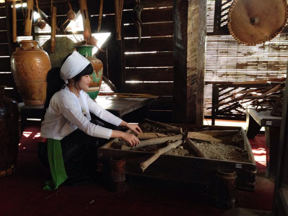 Thiếu nữ Mường bên bếp lửa nhà sàn.