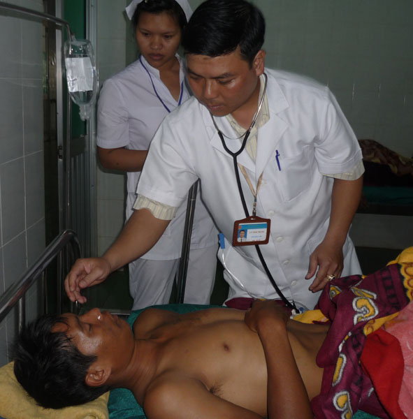 Bác sĩ Trung luôn tận tình khám chữa cho bệnh nhân.