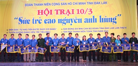 Đại diện Ban Thường vụ Tỉnh Đoàn trao Cờ lưu niệm cho các đoàn tham dự Hội trại