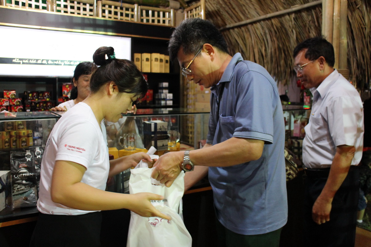 Mua sắm các sản phẩm cà phê tại Hội chợ - Triển lãm