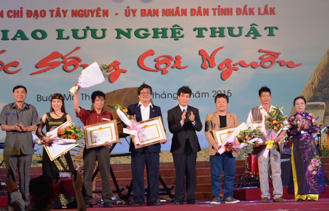 Ban Chỉ đạo Tây Nguyên tặng Bằng khen cho 05 đoàn nghệ thuật do có thành tích góp phần vào thành công của Hội nghị biểu dương người có uy tín trong đồng bào dân tộc thiểu số và chức sắc, chức việc tôn giáo tiêu biểu vùng Tây Nguyên