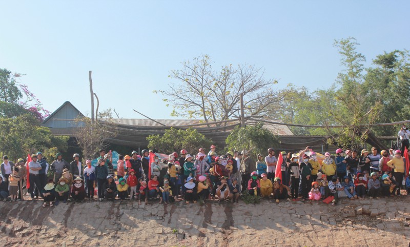 Đông đảo người dân và du khách đến xem và cổ vũ hội đua