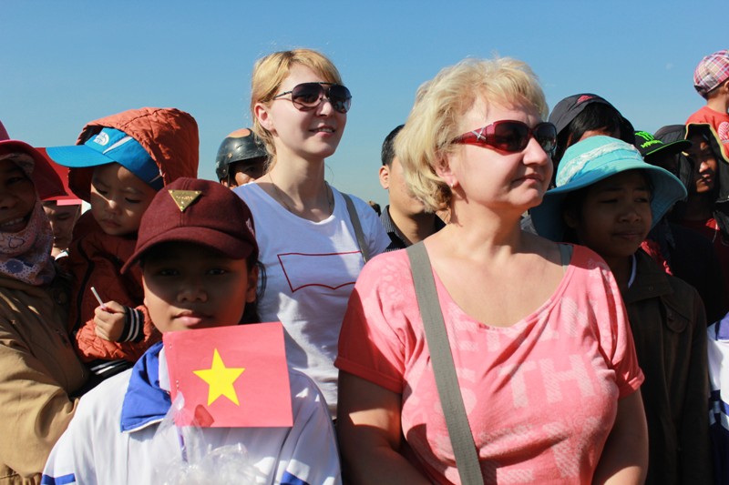 Du khách quốc tế tham dự hội