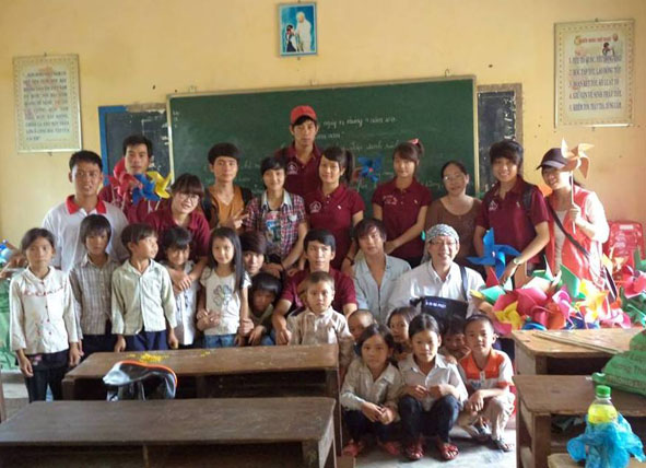 Các thành viên CLB phát quà cho các em học sinh ở xã Ia R’vê, huyện Ea Súp.