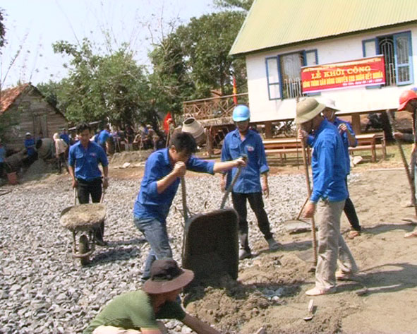 ĐVTN  xã  Ea Yông ra quân làm vệ sinh môi trường.