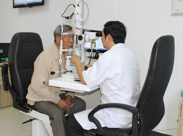 Bác sĩ khám sàng lọc cho người bệnh trước khi phẫu thuật.