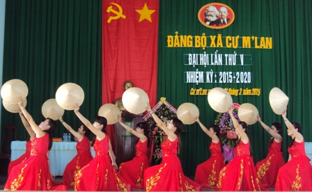 Văn nghệ chào mừng Đại hội.