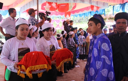 Đại diện nhà trao trao Lễ vật cho họ nhà gái