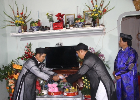 Họ nhà gái nhận