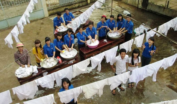 ĐVTN huyện tổ chức quyên góp, giặt áo trắng tặng trẻ em nghèo trên địa bàn huyện.