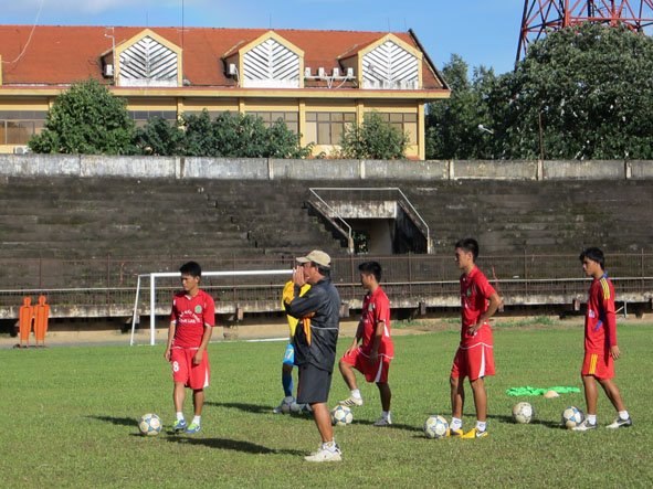 Các cầu thủ Dak Lak trong một buổi tập trên sân vận động Buôn Ma Thuột.