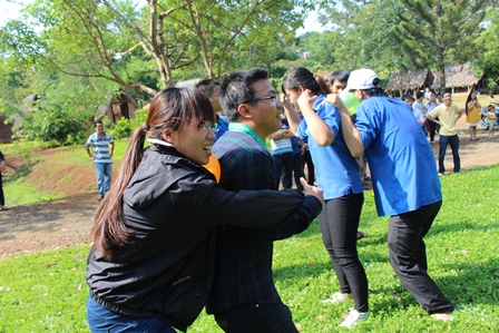 Các thành viên tham gia trò chơi bong bóng tình yêu