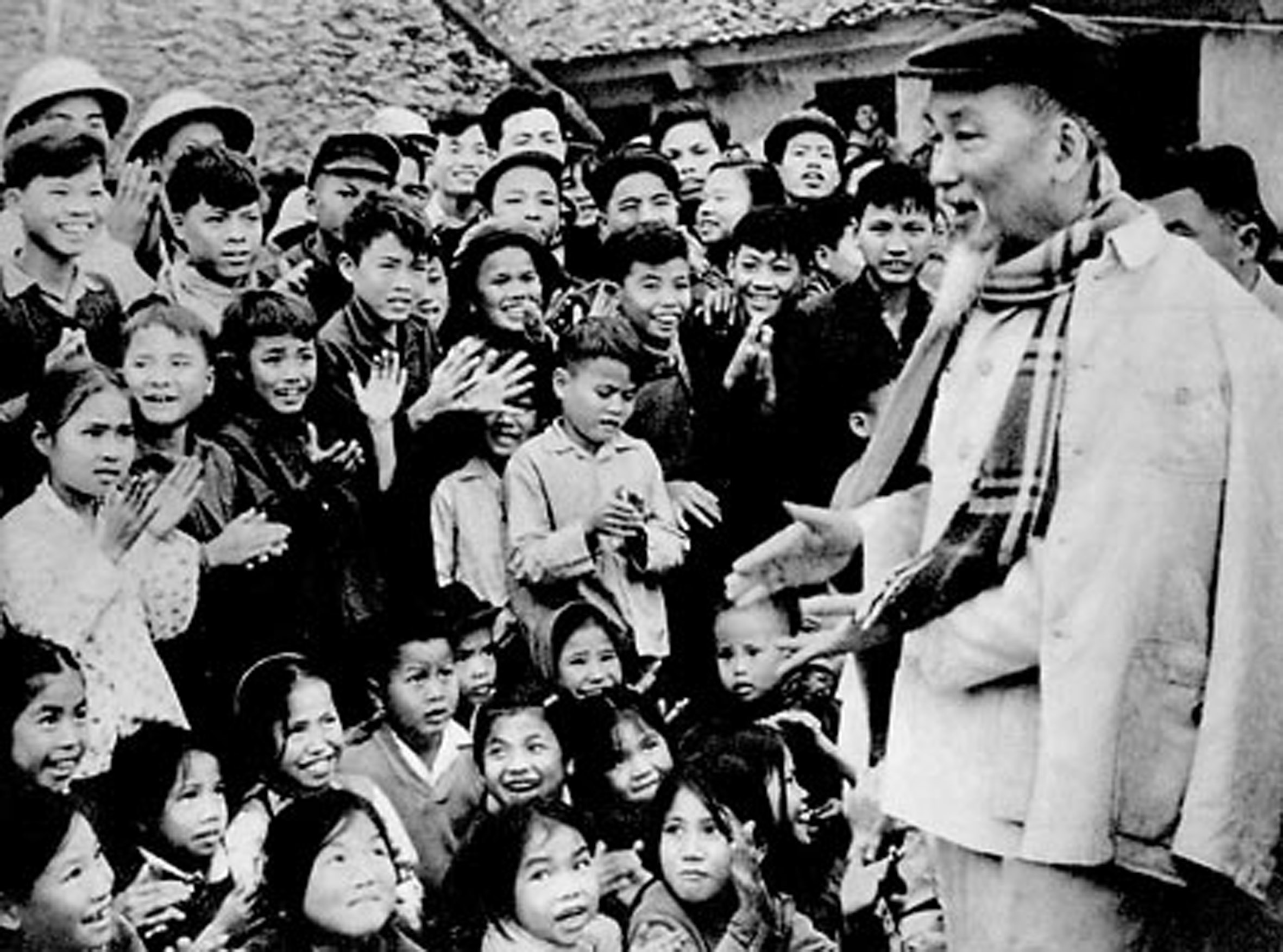 Bác Hồ với các cháu thiếu nhi Hà Bắc. Ảnh: T.L