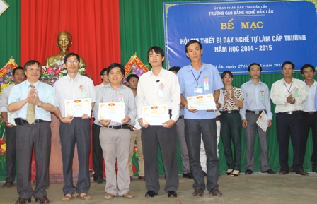 Lãnh đạo Trường tặng Giấy khen các nhóm tác giả có thiết bị 