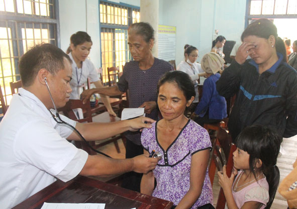 Người dân nghèo xã Krông Na (huyện Buôn Đôn)  được khám bệnh miễn phí.