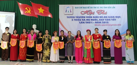 Ban tổ chức trao cờ lưu niệm cho các đội tham gia Hội thi