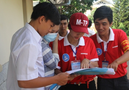 Vừa ra khỏi phòng thi, thí sinh nhờ lực lượng sinh viên tình nguyện 