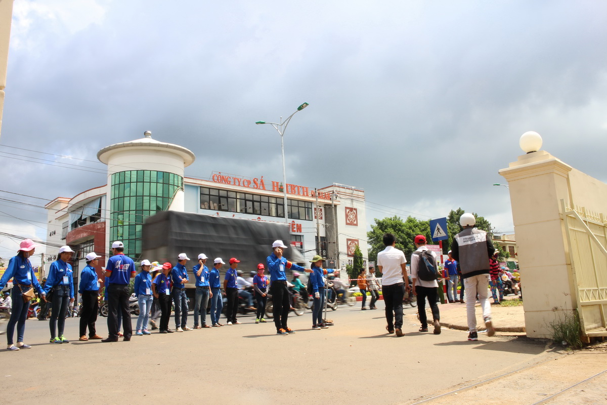 Các sinh viên tình nguyện mỗi nhóm một nhiệm vụ và phối hợp với nhau rất nhịp nhàng