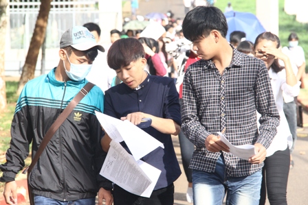 Vừa ra  khỏi phòng thi, TS trao đổi kết quả bài làm môn Sinh  học tại điểm thi Đại học Tây Nguyên