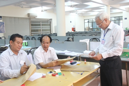 Cán bộ Hội đồng thi cụm quốc gia Đại học Tây Nguyên kiểm tra 