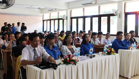 Các đại biểu và học sinh tham dự Lễ khai mạc Trại sáng tác thiếu nhi hè 2105