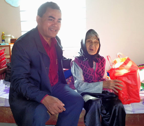 Bí thư Thị ủy Buôn Hồ Y Biêr Niê (trái) thăm hỏi,  động viên và trao quà tặng Mẹ Việt Nam Anh hùng Nguyễn Thị Bốn ở phường An Lạc, thị xã Buôn Hồ.   Ảnh: Ngọc Bích 