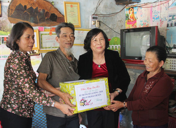 Bộ trưởng Bộ LĐTB-XH Phạm Thị Hải Chuyền cùng lãnh đạo tỉnh thăm, tặng quà người có công trên địa bàn TP. Buôn Ma Thuột.