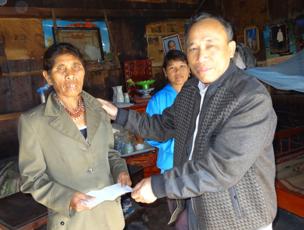 Đại diện Hội CCB tỉnh thăm, tặng quà một gia đình chính sách tại xã Ya Lốp, huyện Ea Súp.