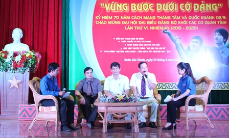 Các khách mời giao lưu với đoàn viên thanh niên tại diễn đàn “Thanh niên với Đảng”