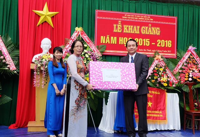 Phó Chủ tịch UBND tỉnh tặng quà Trung tâm nhân dịp năm học mới