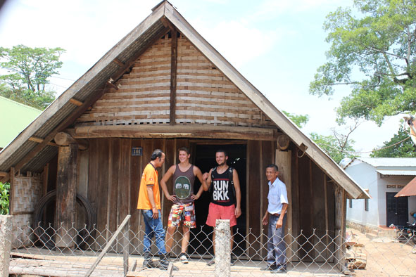 Khách nước ngoài tham gia du lịch home stay ở huyện Lắk.